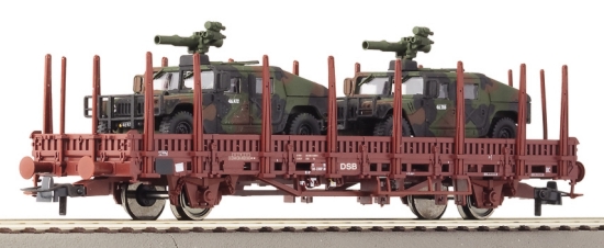 Stake car Loaded with 2 Hummers<br /><a href='images/pictures/Roco/66693.jpg' target='_blank'>Full size image</a>